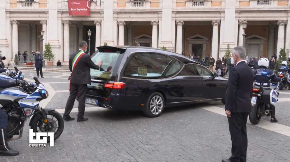 Roma L Ultimo Saluto A Sor Maestro La Capitale Omaggia Commossa Gigi Proietti Citta Paese